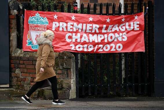 השלט מוכן, אבל הפרמייר ליג נעצרה. "כולם צריכים לחשוב על ההשלכות" // צילום: רויטרס